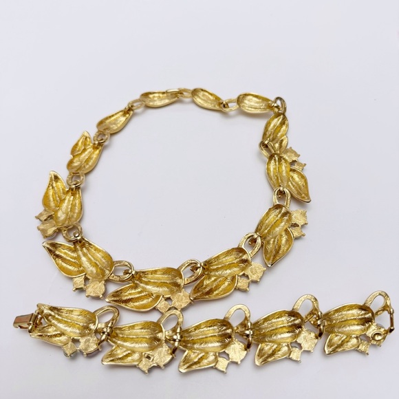 Vintage Foiled Faux Opal Glass Cabochon Rhinestone Leaf Necklace & Bracelet Set - Picture 13 of 16